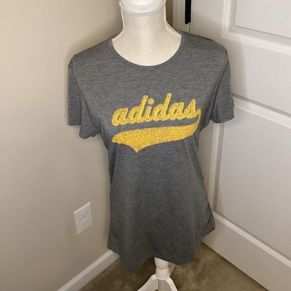 Ladies Adidas script short sleeved tee Gray / Yellow Large‎